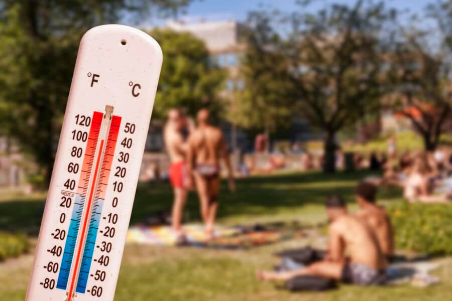 Thermometer-in-front-of-people-sunbathing